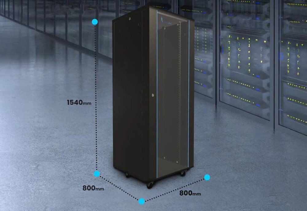 Szafa RACK EXTRALINK 19 32U EX.14411 800 x 800 mm Czarna szafa serwerowa na kółkach stoi na tle sali z rzędami szaf serwerowych, obok niej widoczne są zaznaczone liniami wymiary 1540 mm wysokości oraz 800 mm szerokości i głębokości, przepusty kablowe, organizacja