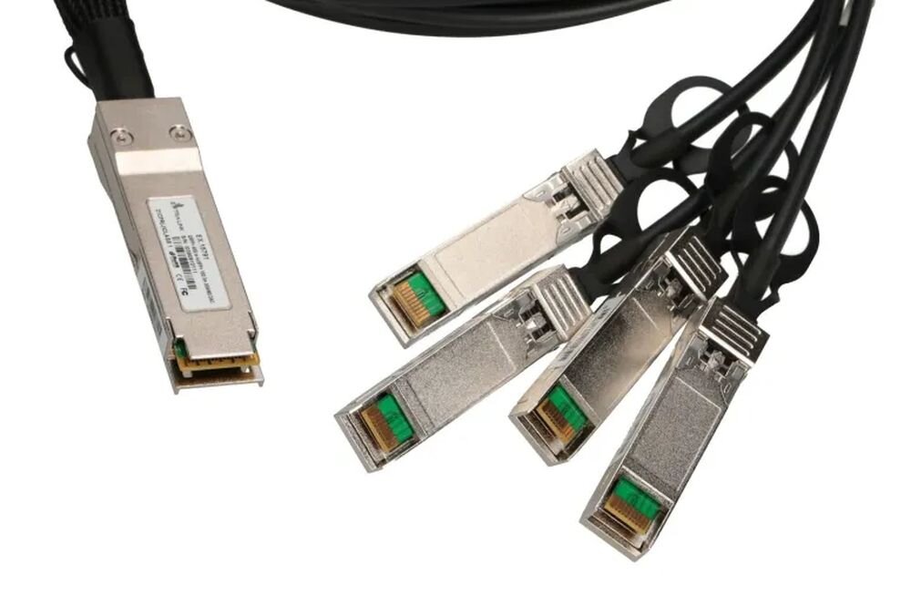 Kabel EXTRALINK EX.15791 EXTRALINK EX.15791 QSFP+ DAC 3 m 3 mm szeregowych połączeń danych urządzeniami sieciowymi centrach danych i infrastrukturze IT stabilną transmisję czterech interfejsów 10Gbps SFP+ jednego interfejsu 40Gbps QSFP+ - wtyczki na białym tle