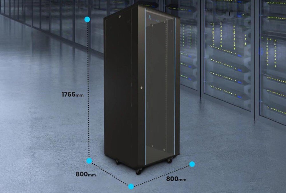 Szafa RACK EXTRALINK 19 37U EX.14435 800 x 800 mm Czarna szafa serwerowa stojąca w pustej serwerowni, obok niej zaznaczone liniami i podpisami w milimetrach wymiary wysokości 1765 oraz szerokości i głębokości 800 na 800, wentylacja, standard, łączenie szaf