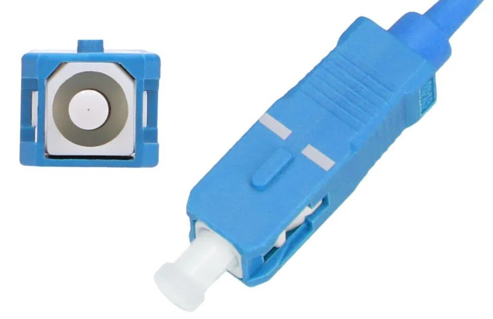 Kabel Pigtail - SC/UPC EXTRALINK EX.14725 Dwa ujęcia niebieskiego wtyku światłowodowego, widok z boku oraz widok bezpośrednio na białą ceramiczną końcówkę wewnątrz niebieskiej obudowy na białym tle