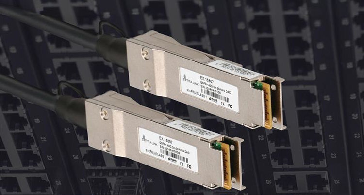 Kabel EXTRALINK EX.15807 Extralink QSFP+ DAC wysokiej jakości miedzi 30 AWG Złącza QSFP+ ekranowaniu elastycznej konstrukcji odporny na zagięcia - zbliżenie na wtyczki