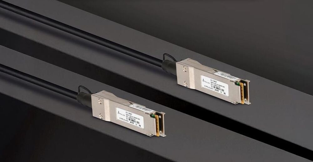 Kabel EXTRALINK EX.15807 Extralink QSFP+ DAC przełączników, serwerów i innych urządzeń sieciowych funkcji plug-and-play porty QSFP+ - wtyczki na ciemnym tle