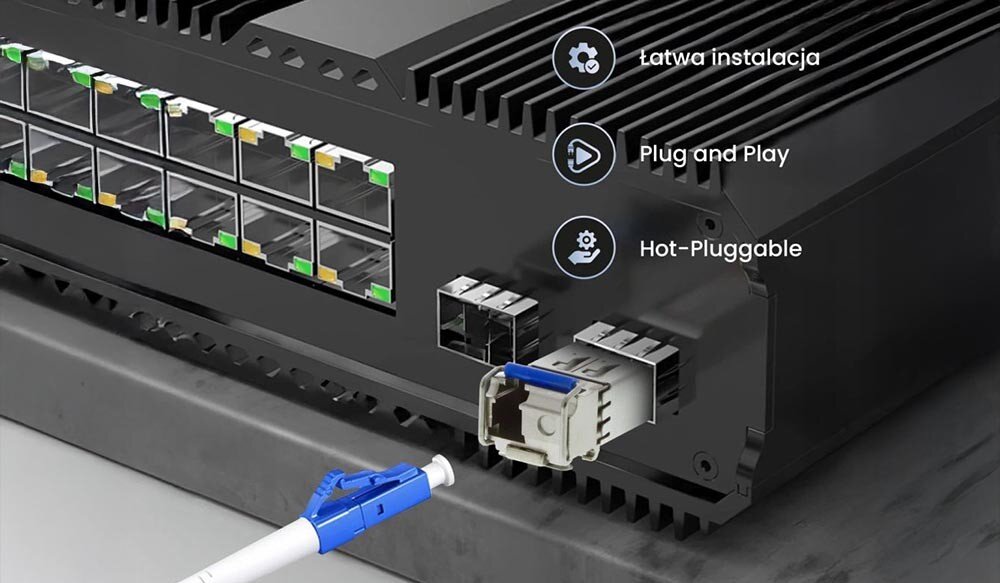 Wkładka SFP EXTRALINK EX.15067 Czarny przełącznik sieciowy z licznymi gniazdami SFP, do którego podłączany jest niebiesko-biały przewód światłowodowy, obok którego widoczne są ikony i napisy 'Łatwa instalacja', 'Plug and Play' oraz 'Hot-Pluggable'