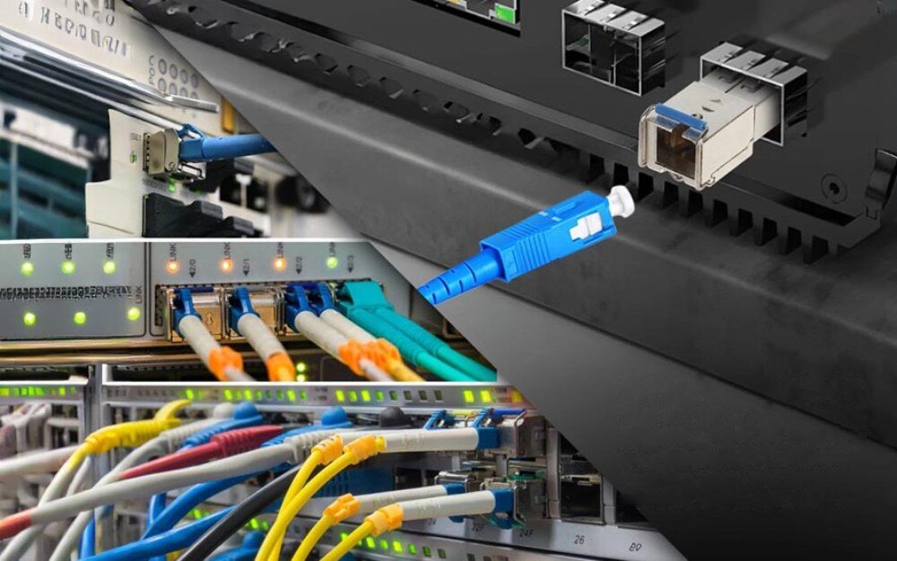 Wkładka SFP EXTRALINK EX.15074 Zbliżenie na złącza światłowodowe LC podłączone do portów SFP w urządzeniach sieciowych, z widocznymi niebieskimi i żółtymi przewodami oraz świecącymi diodami sygnalizacyjnymi