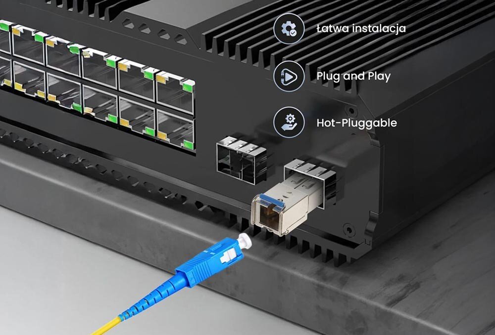 Wkładka SFP EXTRALINK EX.15074 Czarny przełącznik sieciowy z licznymi gniazdami SFP, do którego podłączany jest niebiesko-biały przewód światłowodowy, obok którego widoczne są ikony i napisy 'Łatwa instalacja', 'Plug and Play' oraz 'Hot-Pluggable'