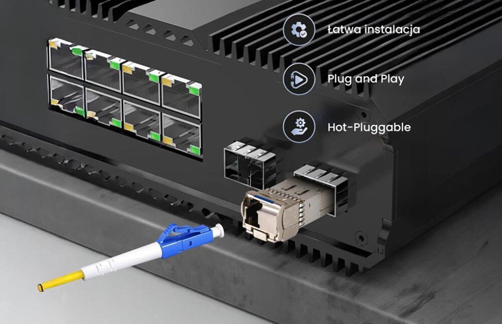 Wkładka SFP EXTRALINK EX.15111 Wkładka SFP częściowo wsunięta do czarnego przełącznika sieciowego z kablem światłowodowym na pierwszym planie