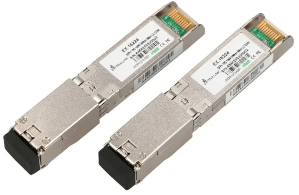 Wkładka SFP EXTRALINK EX.16224 (2 szt.) Dwa podłużne metalowe moduły z czarnymi zatyczkami na końcach i białymi etykietami z oznaczeniem 'EX.16224'