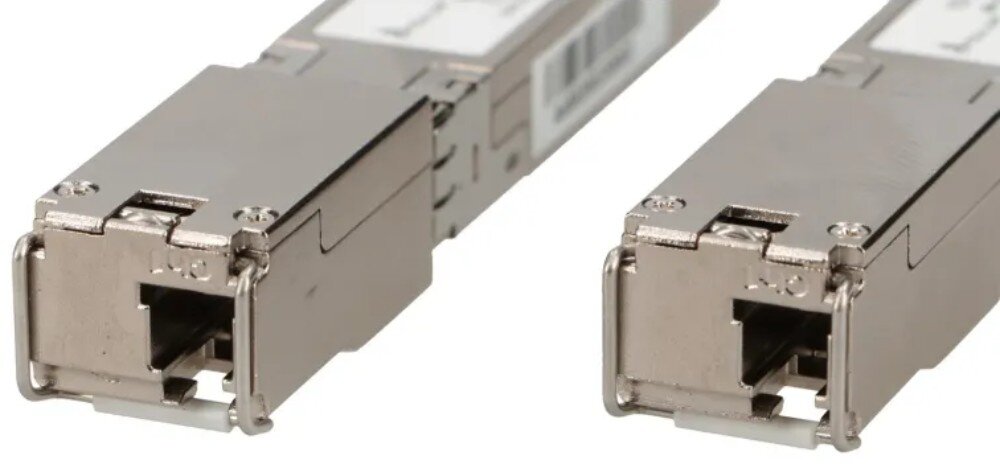 Wkładka SFP EXTRALINK EX.16224 (2 szt.) Zbliżenie na porty wejściowe dwóch metalowych modułów z widocznymi gniazdami i srebrnymi uchwytami