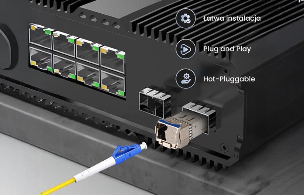 Wkładka SFP EXTRALINK EX.16538 Wkładka światłowodowa wpięta do czarnego przełącznika sieciowego z podłączanym kablem światłowodowym i ikonami 'Łatwa instalacja', 'Plug and Play' oraz 'Hot-Pluggable'
