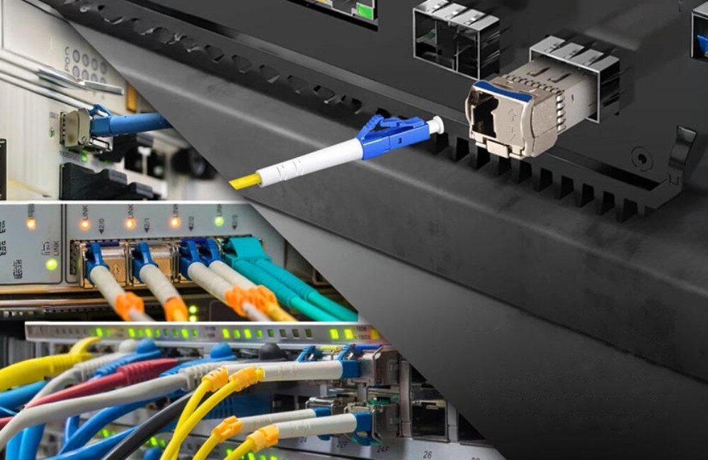 Kabel patchcord EXTRALINK EX.16682 3 m Zbliżenie na złącza światłowodowe LC podłączone do portów SFP w urządzeniach sieciowych, z widocznymi niebieskimi i żółtymi przewodami oraz świecącymi diodami sygnalizacyjnymi