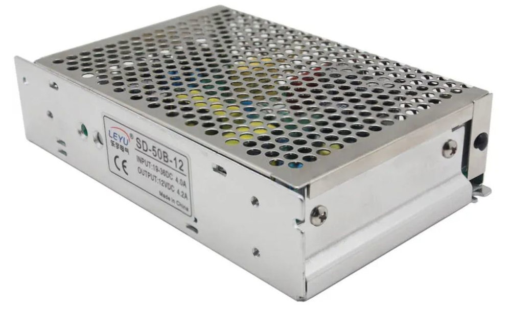 Przetwornica EXTRALINK DC/DC 48 V - 24 V 50 W samoregenerujące się zabezpieczenie zwarciowe automatycznie odłącza wyjście przy wykryciu zwarcia Układ ograniczania mocy zabezpieczenie podnapięciowe napięcia wyjściowego - przetwornica od boku na białym tle