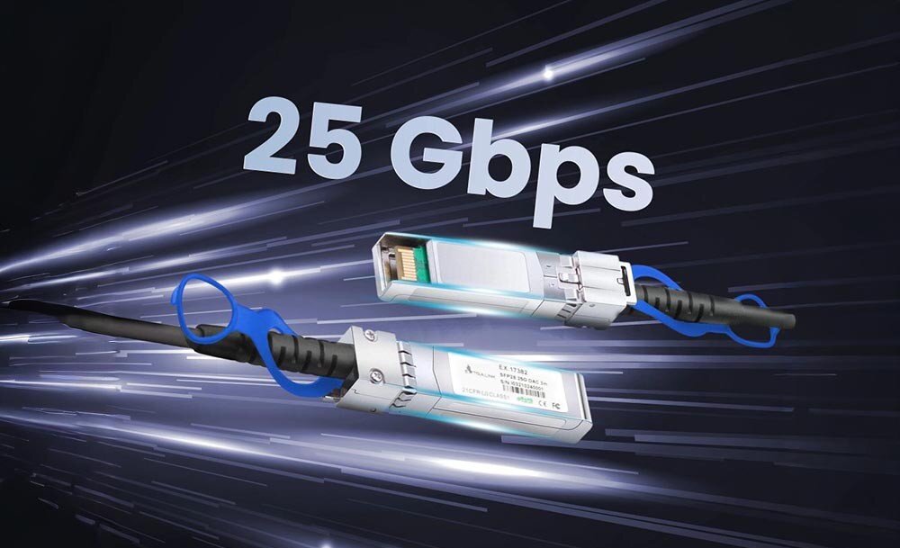 Kabel SFP EXTRALINK EX.17375 Dwa przewody z metalowymi złączami SFP28 z niebieskimi uchwytami na tle ciemnej grafiki z napisem '25 Gbps' i efektami świetlnych smug symbolizujących szybkość transmisji danych