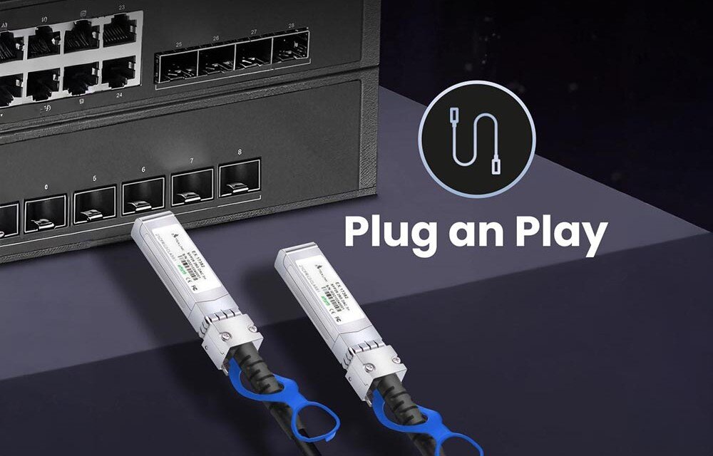 Kabel SFP EXTRALINK EX.17375 Dwa kable SFP28 z niebieskimi uchwytami leżące przed przełącznikiem sieciowym z widocznymi portami, obok ikonki kabla i napisu 'Plug an Play'