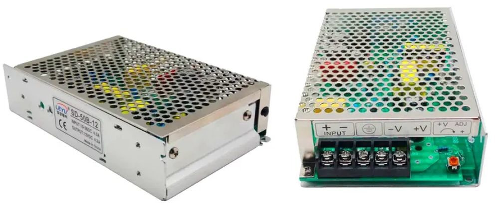 Przetwornica EXTRALINK DC/DC 24 V - 12 V 50 W filtr zakłóceń elektromagnetycznych i radiowych konwerter DC/DC systemy sterowania, monitoring czy infrastruktura IT. Stabilne napięcie 12 V DC - przetwornica z dwóch perspektyw na białym tle