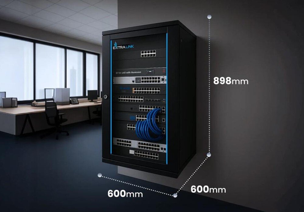Szafa RACK EXTRALINK 19 18U EX.16880 Szafa sieciowa zamontowana na ścianie w biurze, na jej boku podane wymiary wysokość 898 mm, szerokość 600 mm i głębokość 450 mm, wewnątrz widoczne urządzenia z podłączonymi kablami, wielkość, wymiary, standard