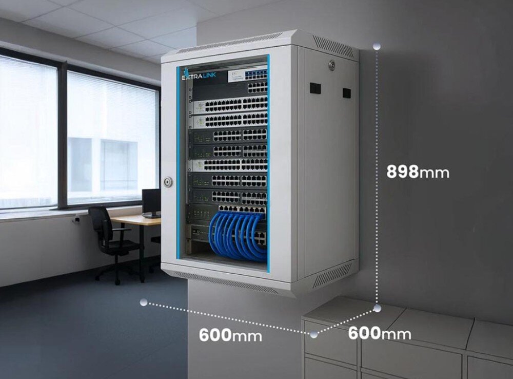 Szafa RACK EXTRALINK 19 18U EX.16897 Szafa sieciowa zamontowana na ścianie w biurze, na jej boku podane wymiary wysokość 898 mm, szerokość 600 mm i głębokość 450 mm, wewnątrz widoczne urządzenia z podłączonymi kablami, wielkość, wymiary, standard