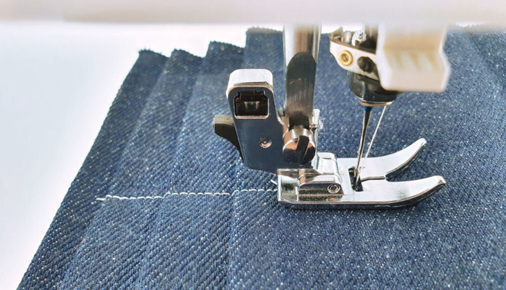 Maszyna do szycia VERITAS Jeans 18 precyzja wygoda obsługi wzmocniony chwytacz CB wysoki moment obrotowy silnika moc dokładność prędkość szycia 800 wkłuć na minutę efektywne realizowanie wymagających projektów 