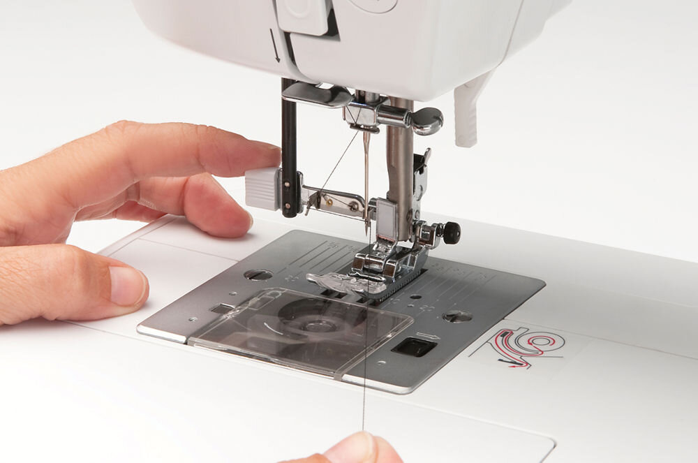 Maszyna do szycia VERITAS Carmen wysoka funkcjonalność automatyczne obcinanie nici funkcja automatycznego wiązania nici automatyczny nawlekacz igły ułatwienie przyspieszenie procesu szycia automatyczne naprężenie nici równomierne profesjonalne wykończenie szwu