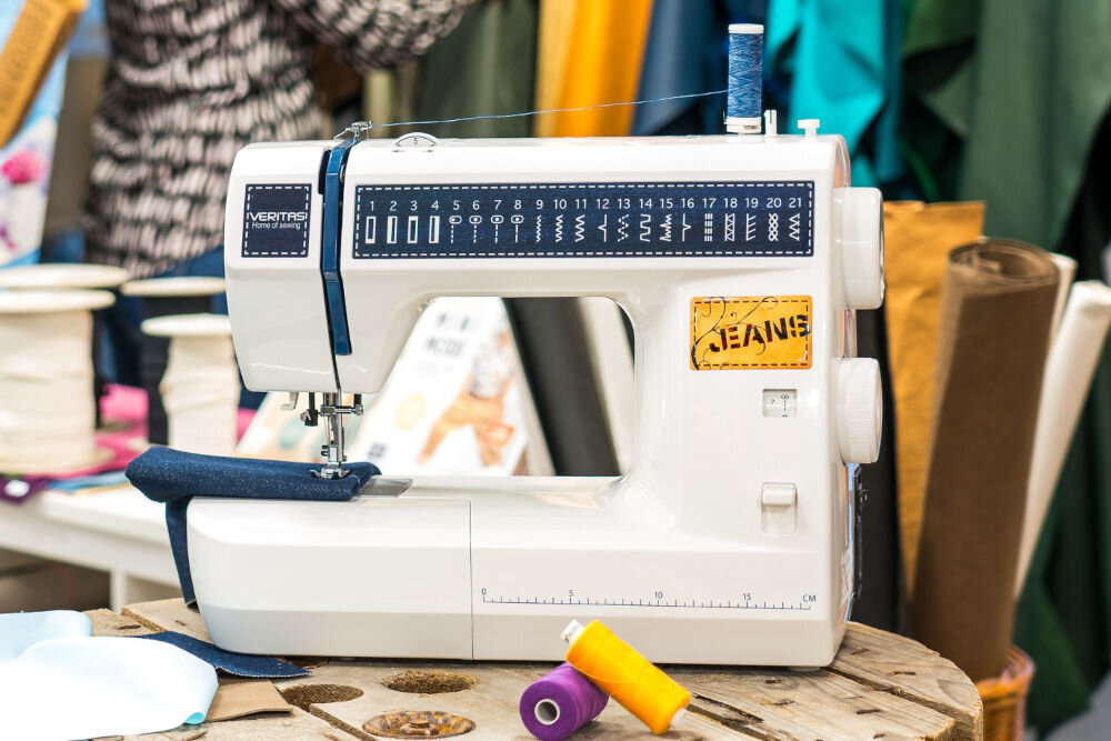 Maszyna do szycia VERITAS Jeans 21 prędkość pracy 800 ściegów na minutę szybkość szybkie wykonanie projektów oszczędność czasu automatyczny nawlekacz igły ułatwienie nawlekania nici oszczędność wzroku