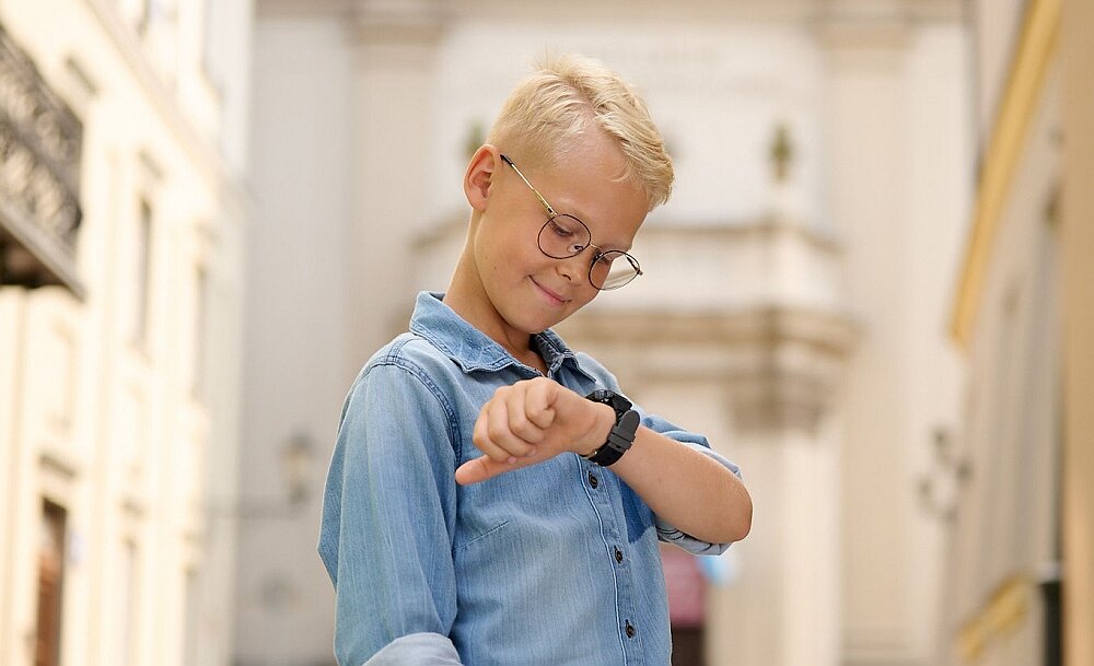 Smartwatch GARETT Kids Protect 4G ekran bateria pasek wykonanie odporność funkcje monitoring pomiar aplikacja łączność odbieranie dzwonienie