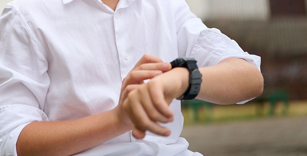 Smartwatch GARETT Kids Protect 4G ekran bateria pasek wykonanie odporność funkcje monitoring pomiar aplikacja łączność odbieranie dzwonienie