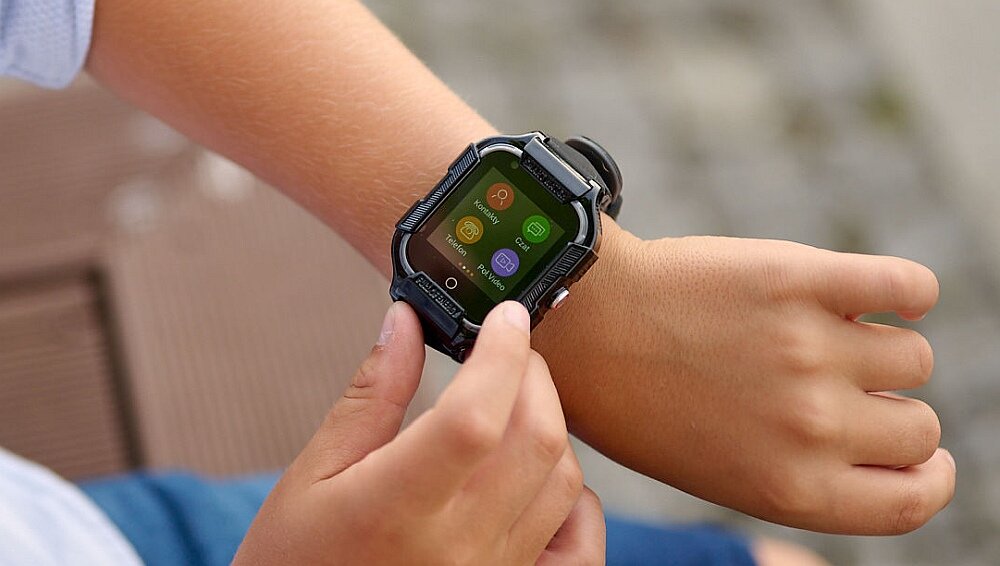 Smartwatch GARETT Kids Neon 4G ekran bateria pasek wykonanie odporność funkcje monitoring pomiar aplikacja łączność odbieranie dzwonienie