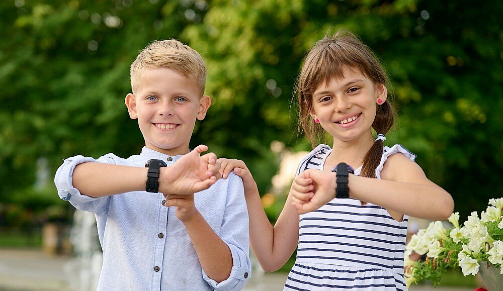 Smartwatch GARETT Kids Neon 4G ekran bateria pasek wykonanie odporność funkcje monitoring pomiar aplikacja łączność odbieranie dzwonienie