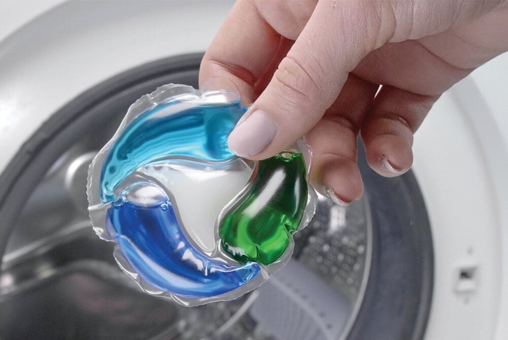 Kapsułki do prania PERSIL Power Caps Color 33 szt. skuteczne usuwanie plam, 100 procent z recyklingu, czystość ubrań, ekologia