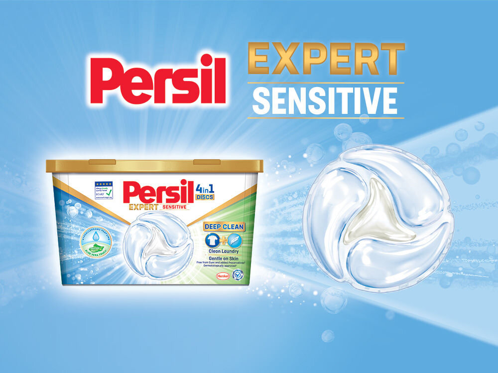 Kapsułki do prania PERSIL Reklama kapsułek Persil 4in1 Discs Expert Sensitive. Duże opakowanie kapsułek na jasnoniebieskim tle z bąbelkami. Obok w powiększeniu widoczna jedna biała kapsułka Sensitive. Hasło główne: Persil Expert Sensitive. Widoczne oznaczenia o łagodności dla skóry i aloesie