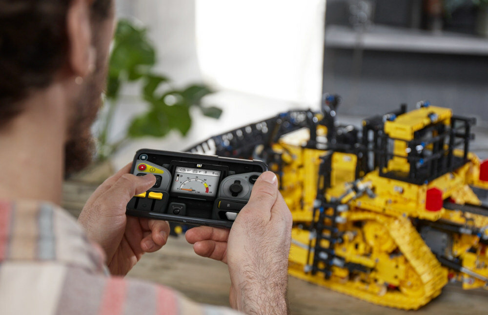 LEGO Technic Buldożer Cat D11T 42131 sterowanie aplikacja CONTROL+