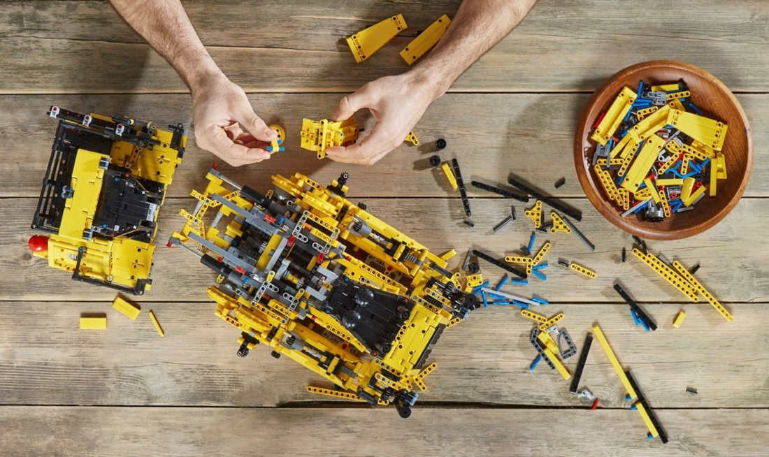 LEGO Technic Buldożer Cat D11T 42131 nowosc gasienica wyposazenie