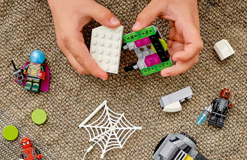 LEGO Marvel Spider-Man kontra Mysterio i jego dron 76184 zajecie dla calej rodziny zabawa rodzinnie rozwijania umiejetnosci konstrukcyjnych cenne chwile wspolne chwile razem