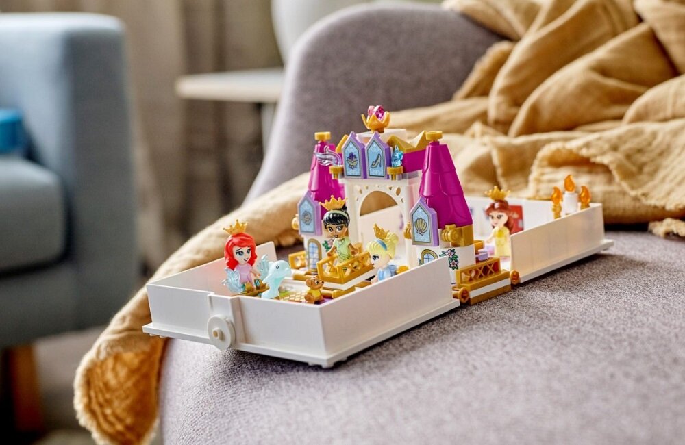 LEGO Disney Princess Książka z przygodami Arielki Belli Kopciuszka i Tiany 43193 Rozwija umiejętność opowiadania historii Dobrze znane księżniczki zapraszają do wspólnej zabawy