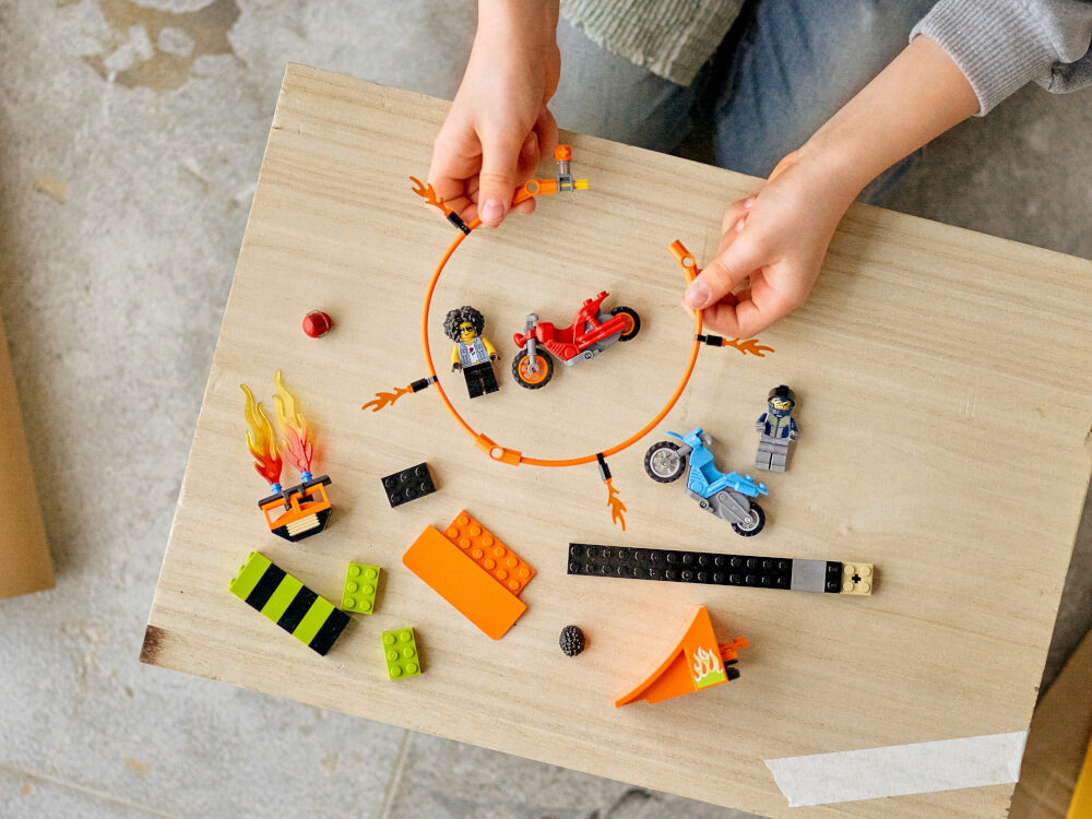 Klocki LEGO Konkurs kaskaderski 60299 dla miłośników filmów z Duke Detainem modyfikowalny tor kaskaderski z ramą i regulowanym pierścieniem ognia zestaw liczy 73 elementy