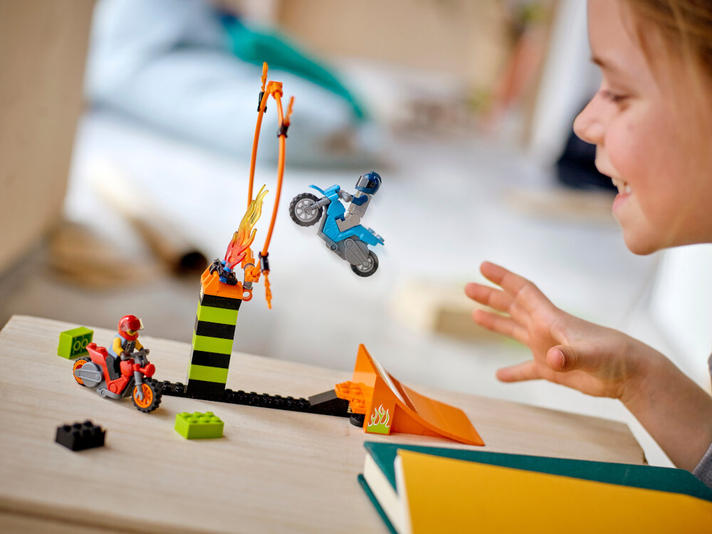 Klocki LEGO Konkurs kaskaderski 60299 pasuje do innych zabawek LEGO można rozbudowywać konstrukcje tworzyć jeszcze bardziej zaawansowane budowle dla dzieci w wieku od 5 lat