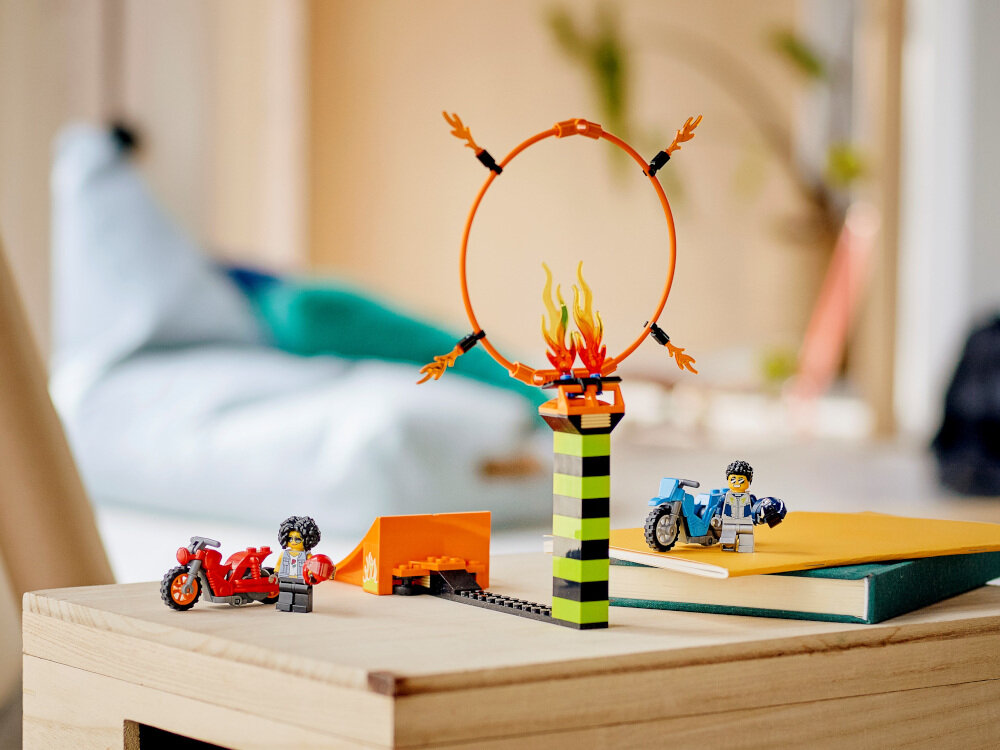 Klocki LEGO Konkurs kaskaderski 60299 klocki LEGO wysoka jakość wykonania poddawane specjalistycznym testom wytrzymałościowym solidnie przebadane spełniają najwyższe standardy bezpieczeństwa