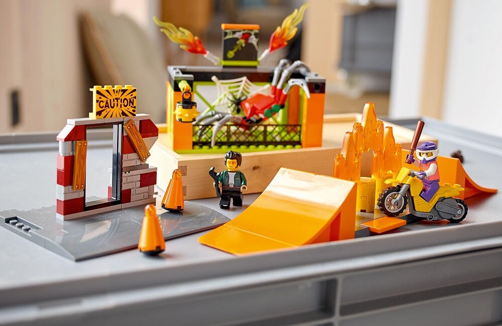 LEGO City Park kaskaderski 60293 Ekscytujący kaskaderski zestaw dla dzieci Zagwarantuj dziecku wiele godzin kreatywnej zabawy