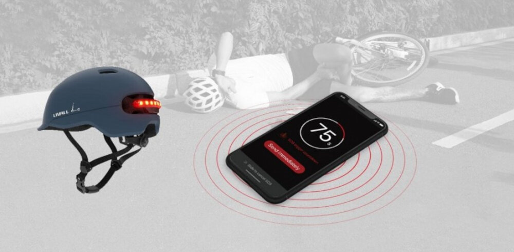 Kask LIVALL C20 Niebieski (rozmiar M) szare tło kask widoczny od tyłu pod skosem obok telefon w tle leży osoba na drodze zaawansowany detektor upadku bezpłatna aplikacja Livall Riding jeśli po wypadku kask pozostaje w bezruchu przez 10 sekund uruchamia 90-sekundowe odliczanie wysłanie Alertu SOS do wskazanego kontaktu przybliżoną lokalizacją GPS telefonu na systemy Android i iOS