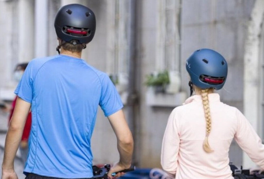 Kask LIVALL C20 Niebieski (rozmiar M) miasto dwie osoby w kasku widoczne od tyłu wbudowany akumulator 455 mAh / 3,7 V pracę do 36 godzin na jednym ładowaniu pełne ładowanie trwa około 3 godzin magnetyczny port USB (5V DC, 1A) można kontrolować poziom energii i planować jazdę magnetyczny kabel złącze stykowe/USB-A