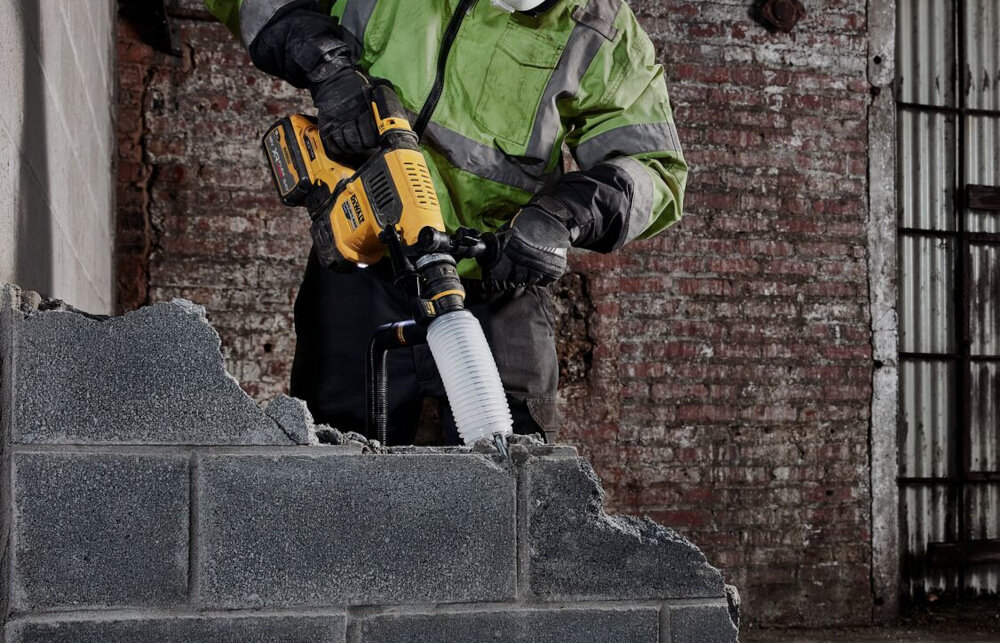Młotowiertarka DEWALT DCH417X2-QW energia udaru 4,5 J częstotliwość udaru do 4200 ud./min system antywibracyjny Perform&Protect drgania 6,3 m/s2 ochrona przed wykręceniem rąk nie obróci się wokół własnej osi