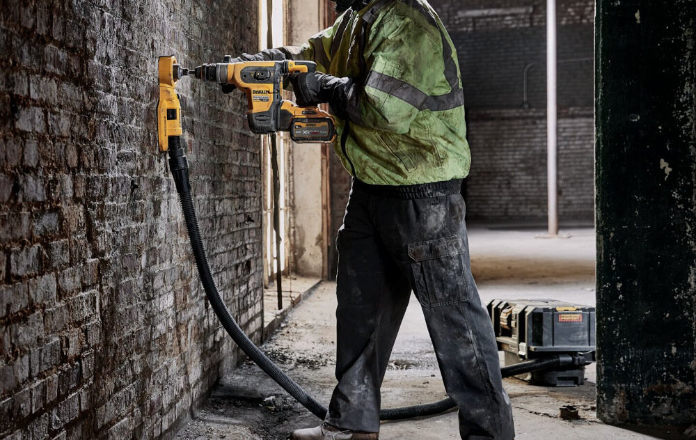 Młotowiertarka DEWALT DCH417X2-QW solidny uchwyt rękojeść dodatkowa