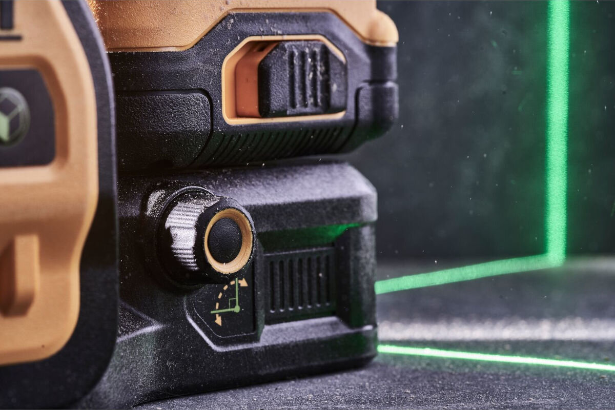 Laser krzyżowy DEWALT DCE089NG18, Akumulatory, Kompatybilny, dokupowanie, zasilacz, zbliżenie na regulator lasera w tle zielony laser na ścianie