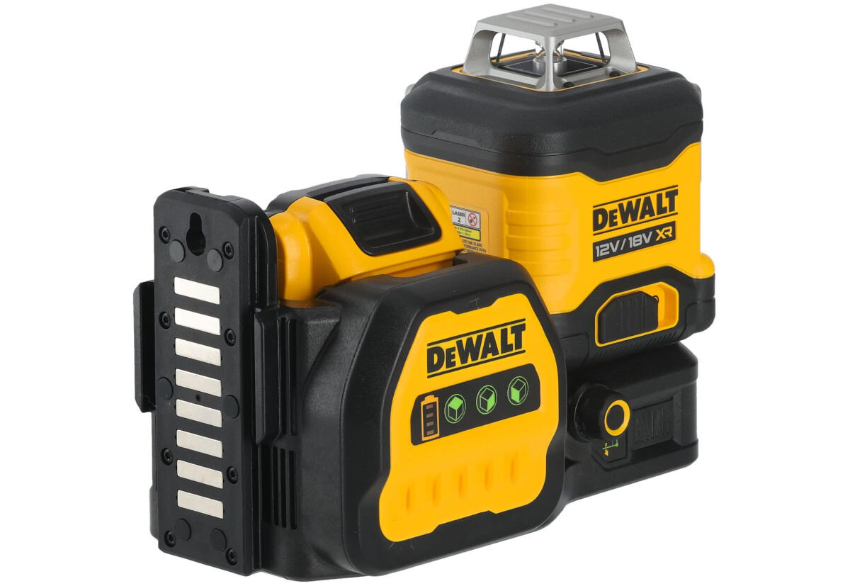 Laser DEWALT DCE089D1G18, wiązka, zielona, światło, praca, na białym tle laser od tyłu frontem lewo skos