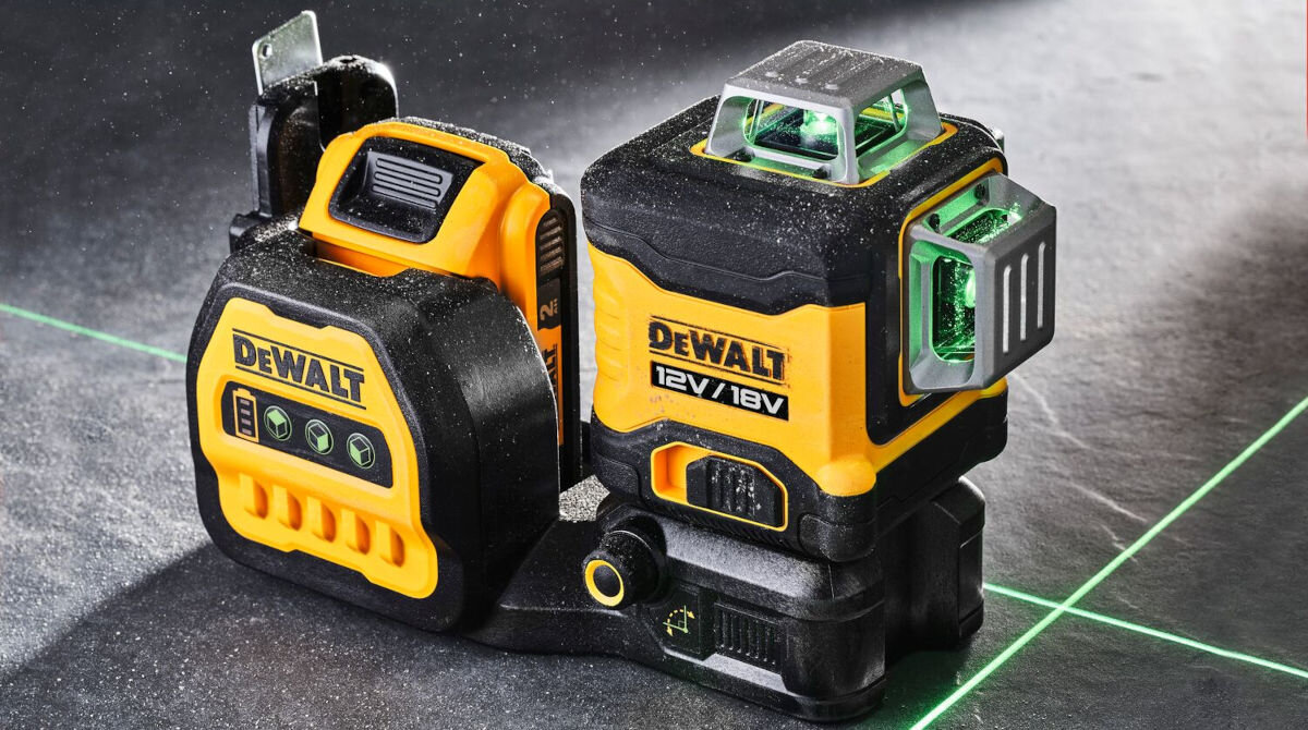 Laser DEWALT DCE089D1G18, granice, zastosowania, zakres, automatycznie, na ziemi z włączonymi laserami stoi laser frontem prawo skos