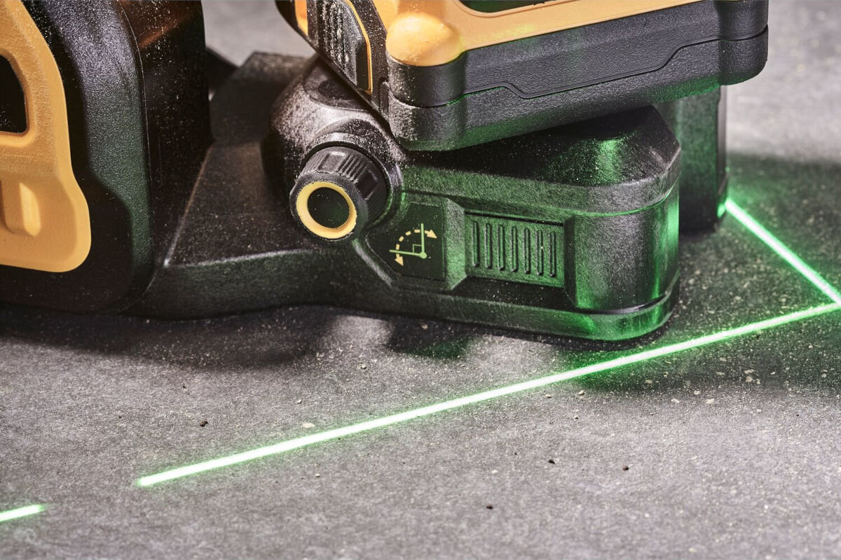 Laser DEWALT DCE089D1G18, drobne, linie, pionowe, uruchomienie, zbliżenie na regulator/pokrętło lasera