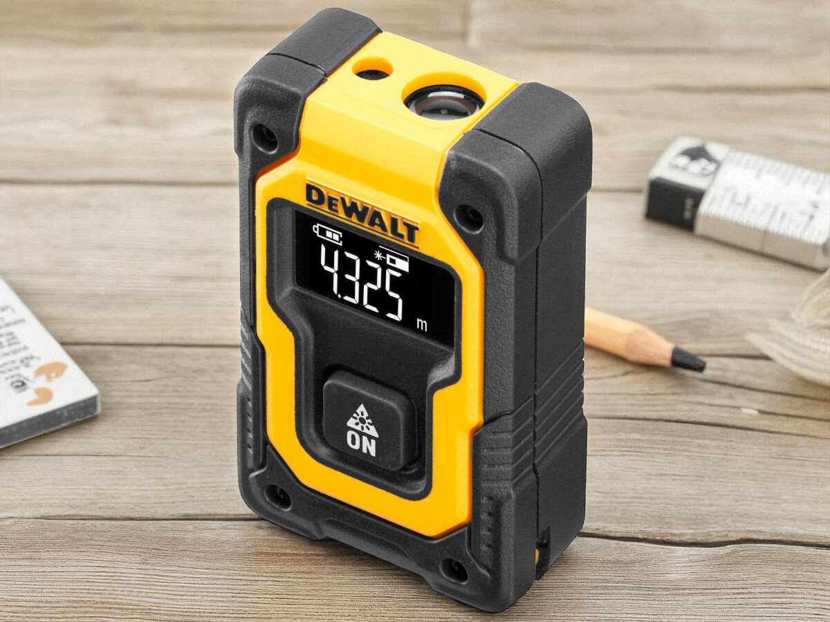 Dalmierz laserowy DEWALT DW055PL 16m, dokładność, solidne, pomiary, metryczne, cale, na drewnianym blacie dalmierz frontem prawo skos