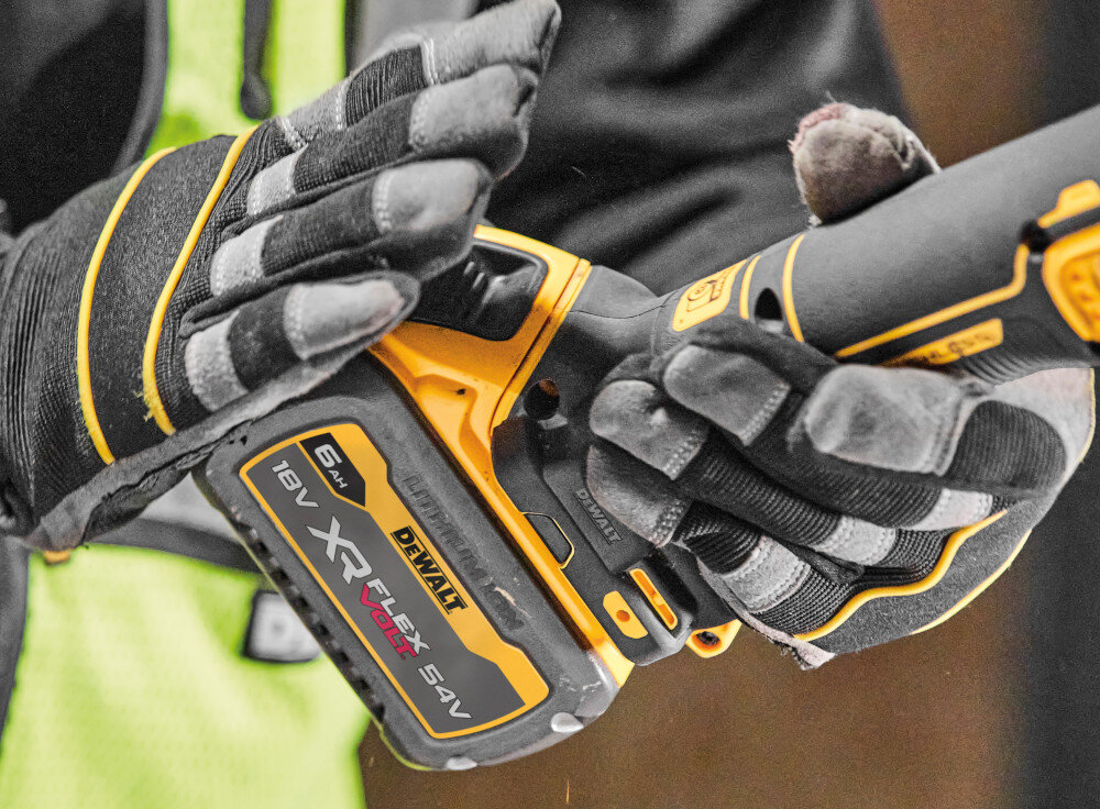 Szlifierka kątowa DEWALT DCG409NT osoba podłącza akumulator do szlifierki akumulator 18 V XR z technologią FLEXVOLT ADVANTAGE duża wydajność pracy inteligentny moduł elektroniczny rozpoznaje podłączenie akumulatora XR FLEXVOLT 54 V