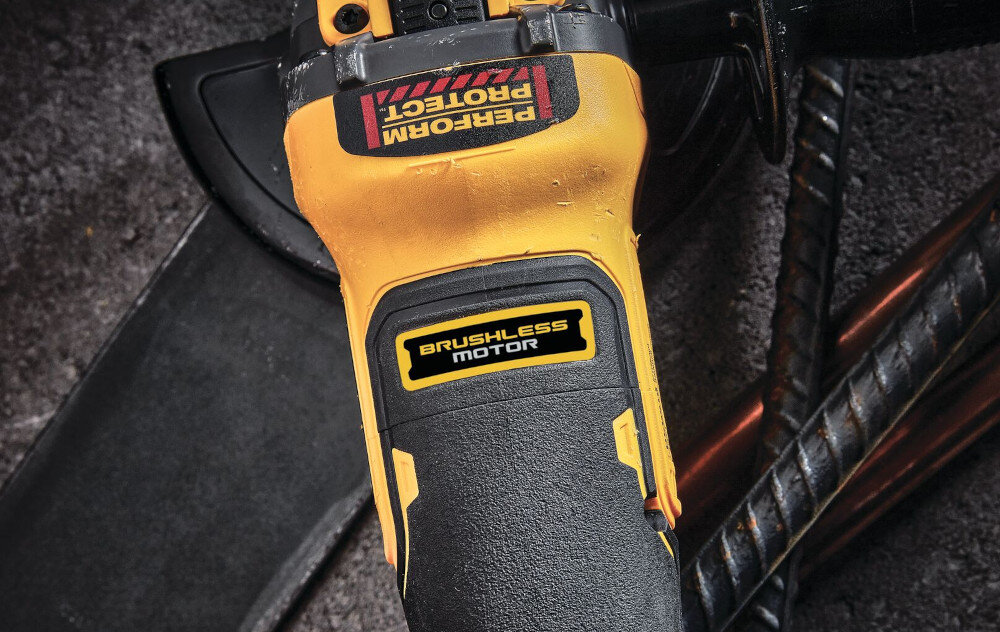 Szlifierka kątowa DEWALT DCG409NT zbliżenie na pokrętło do ustawienia prędkości bezszczotkowy silnik prądu stałego mniejszym zużyciem i większą sprawnością energetyczną brak szczotek mniej przestojów serwisowych dłuższy czas eksploatacji prędkość do 9000 obr./min system łagodnego rozruchu Soft Start płynne uruchamianie maszyny