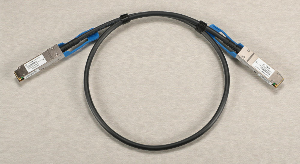 Kabel EXTRALINK SFP+ - zwinięty kabel na szarym tle