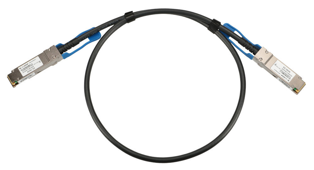Kabel EXTRALINK SFP+ Extralink długotrwałym użytkowaniu profesjonalnych instalacjach sieciowych wysoką trwałością sieciach o wysokich wymaganiach Extralink AOC SFP+/SFP+ - zwinięty kabel na białym tle